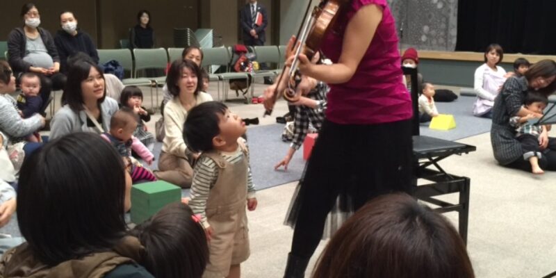 豊岡音楽祭「おんぷの祭典」で小さな子どものためにコンサートでの演奏風景
