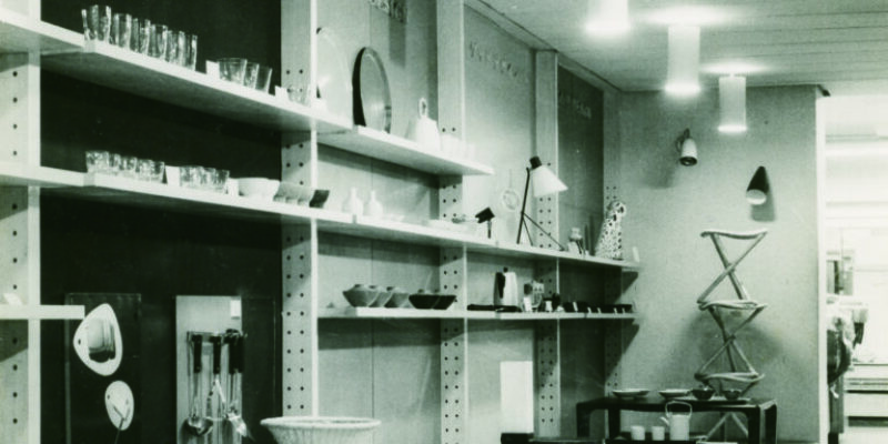 195603-銀座店店内7階-初期の「グッドデザインコーナー」売場一五〇年史p121･144